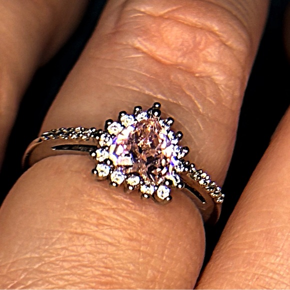 Size 6 3/4- 7 Heart Shaped Ladies Fashion Ring - Picture 4 of 4